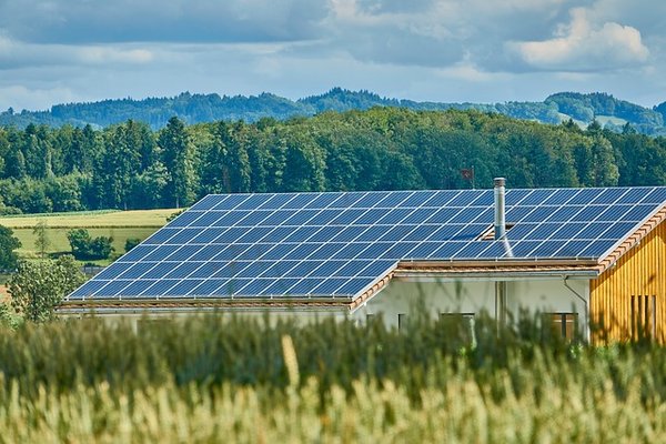 Quels sont les avantages de faire appel à un professionnel des panneaux solaires ?