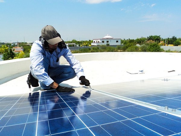 Comment comparer les devis des professionnels des panneaux solaires ?